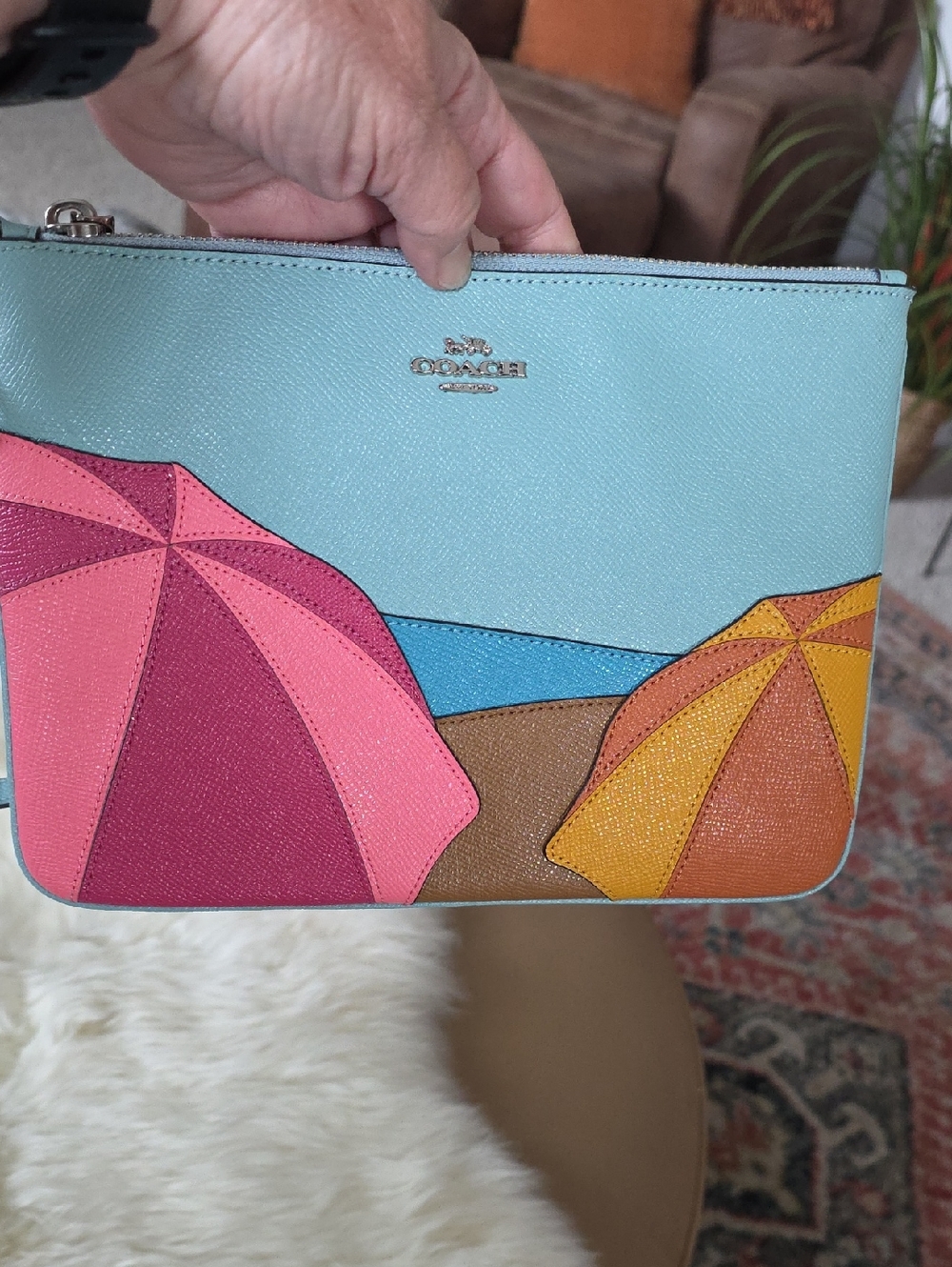 Gorgeous Coach Large Leather Beach Scene Wristlet Wallet ๐ฉทโฑ๏ธ๐งก๐ - Picture 12 of 16